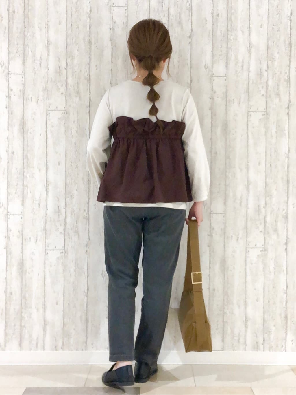 オリえもんさんの「SHOO･LA･RUE｜【洗濯機可/S-LL】1枚で華やか フリルドッキングトップス」を使ったコーディネート