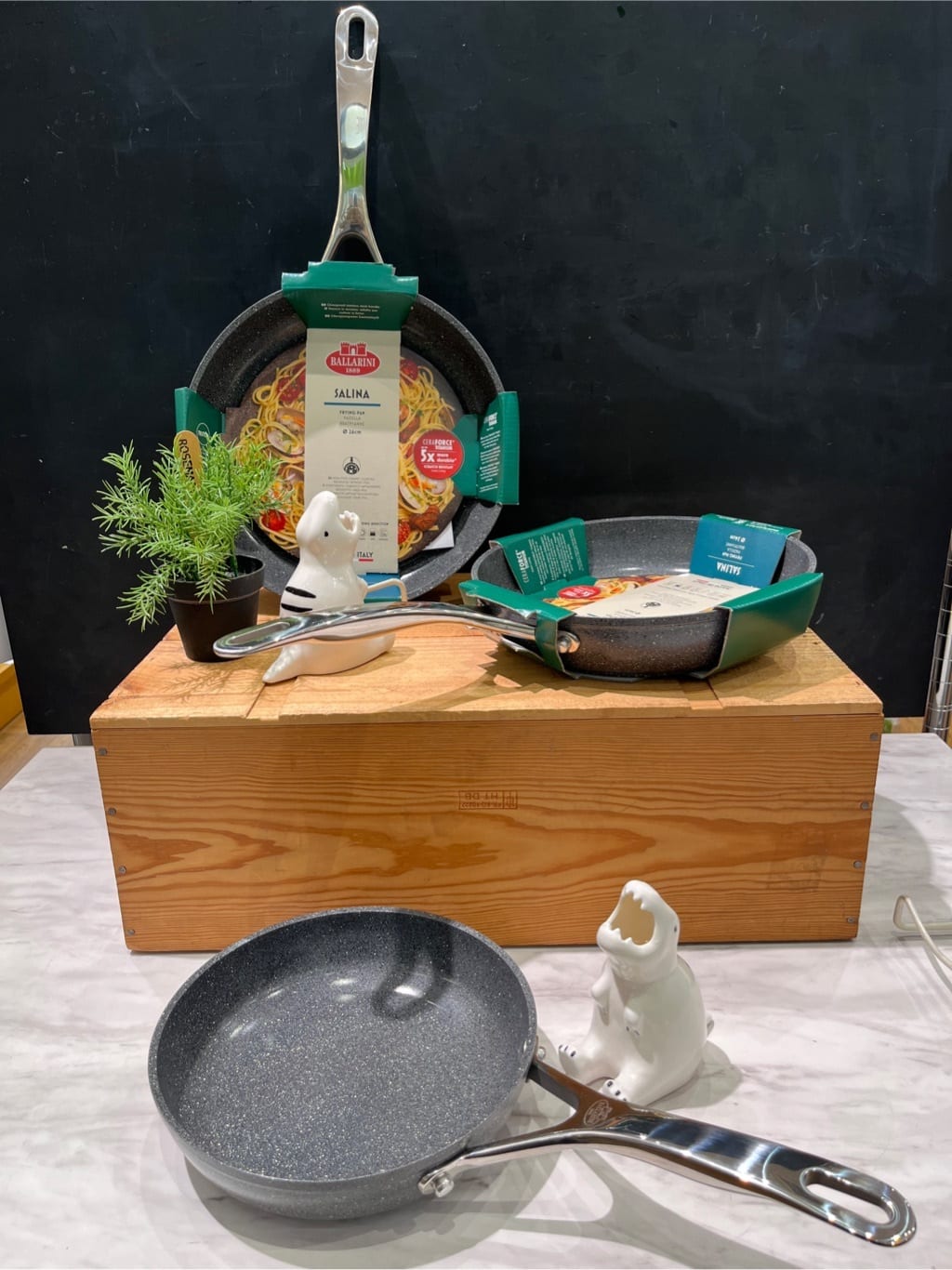 OYSTERさんの「212 KITCHEN STORE｜サリーナ セラミックフライパン 20センチ ＜BALLARINI バッラリーニ＞」を使ったコーディネート