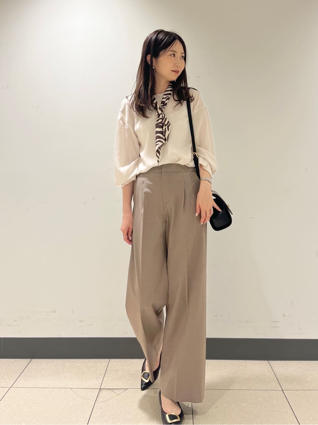 shokoさんの「INDIVI｜【セットアップ可能】スエード調サテンブラウス」を使ったコーディネート