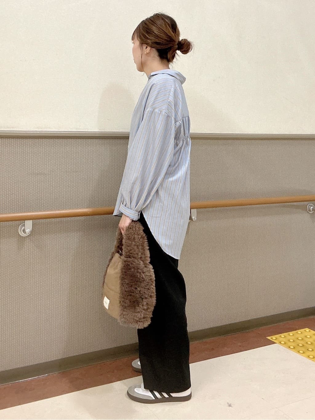 おしらさんさんの「THE SHOP TK｜【後ろ姿もサマになる】ストライプ バックシャーリングシャツ/体型カバー/洗える」を使ったコーディネート