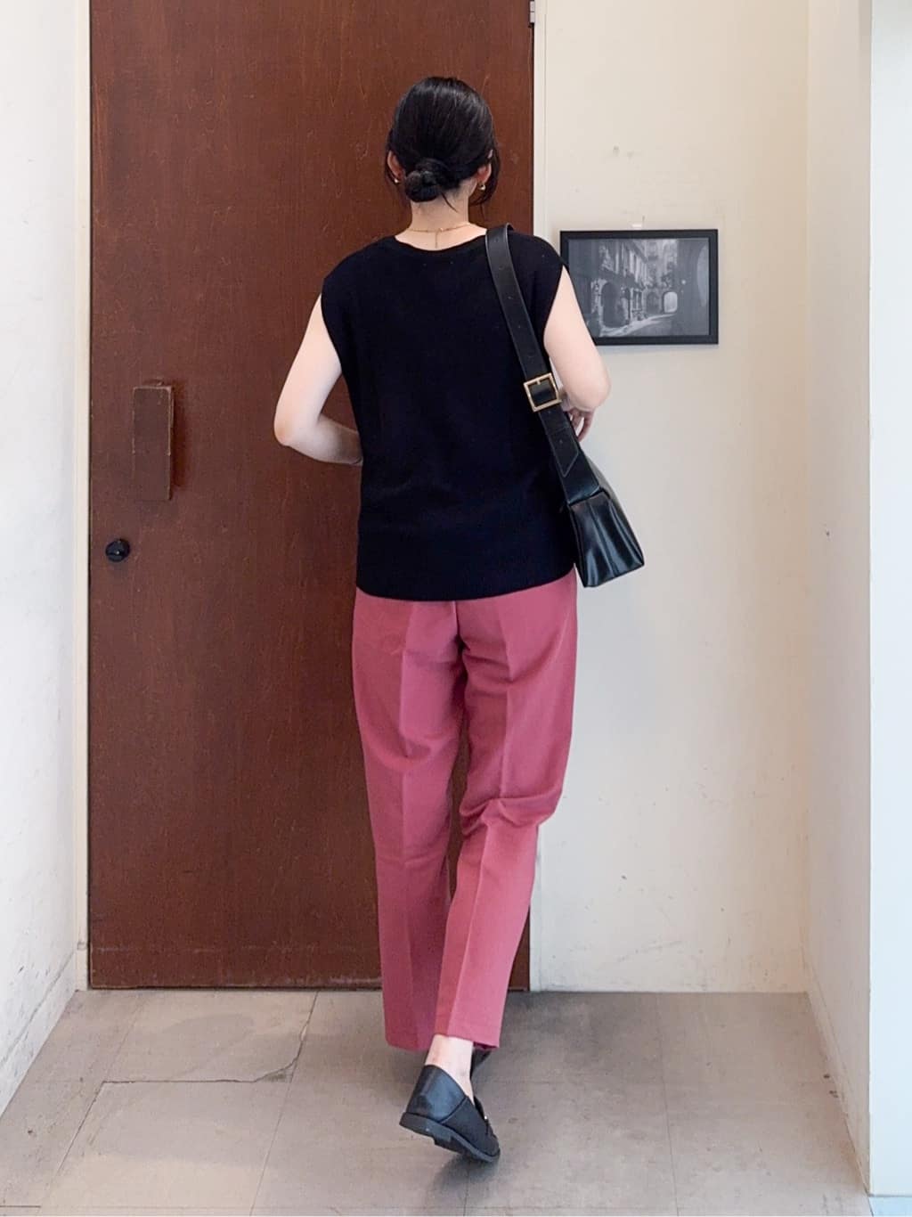 𝐇𝐢𝐫𝐨𝐦𝐢さんの「SHOO･LA･RUE｜【S-LL】ゴールドボタンが上品 大人のニットベスト」を使ったコーディネート