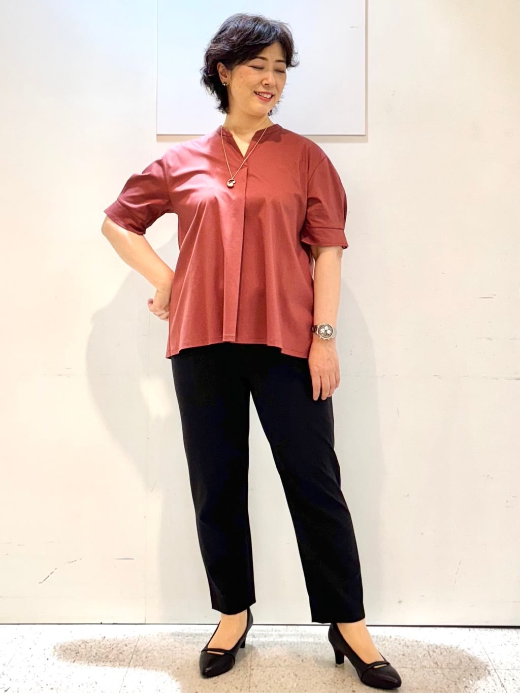 ヤスコさんの「Reflect｜【すっきり見え！長め丈／マシンウォッシュ可】スキッパーネックジャージトップス」を使ったコーディネート