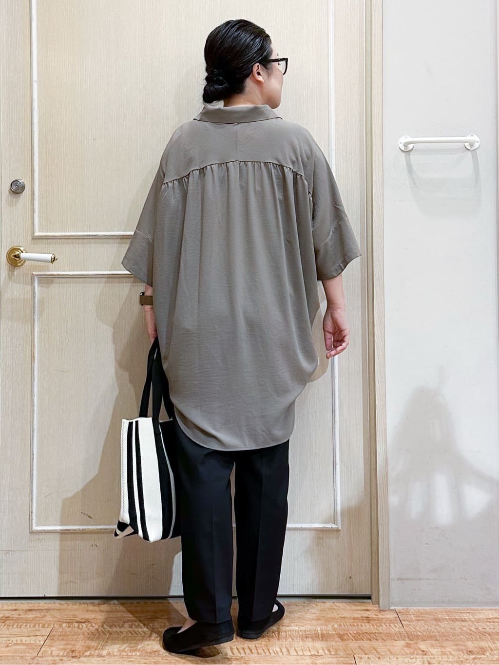 umeさんの「SHOO･LA･RUE｜【洗濯機可/S-3L/美脚シルエット】通勤・セレモニーにも　きちんと見えする ソフトスティックパンツ」を使ったコーディネート