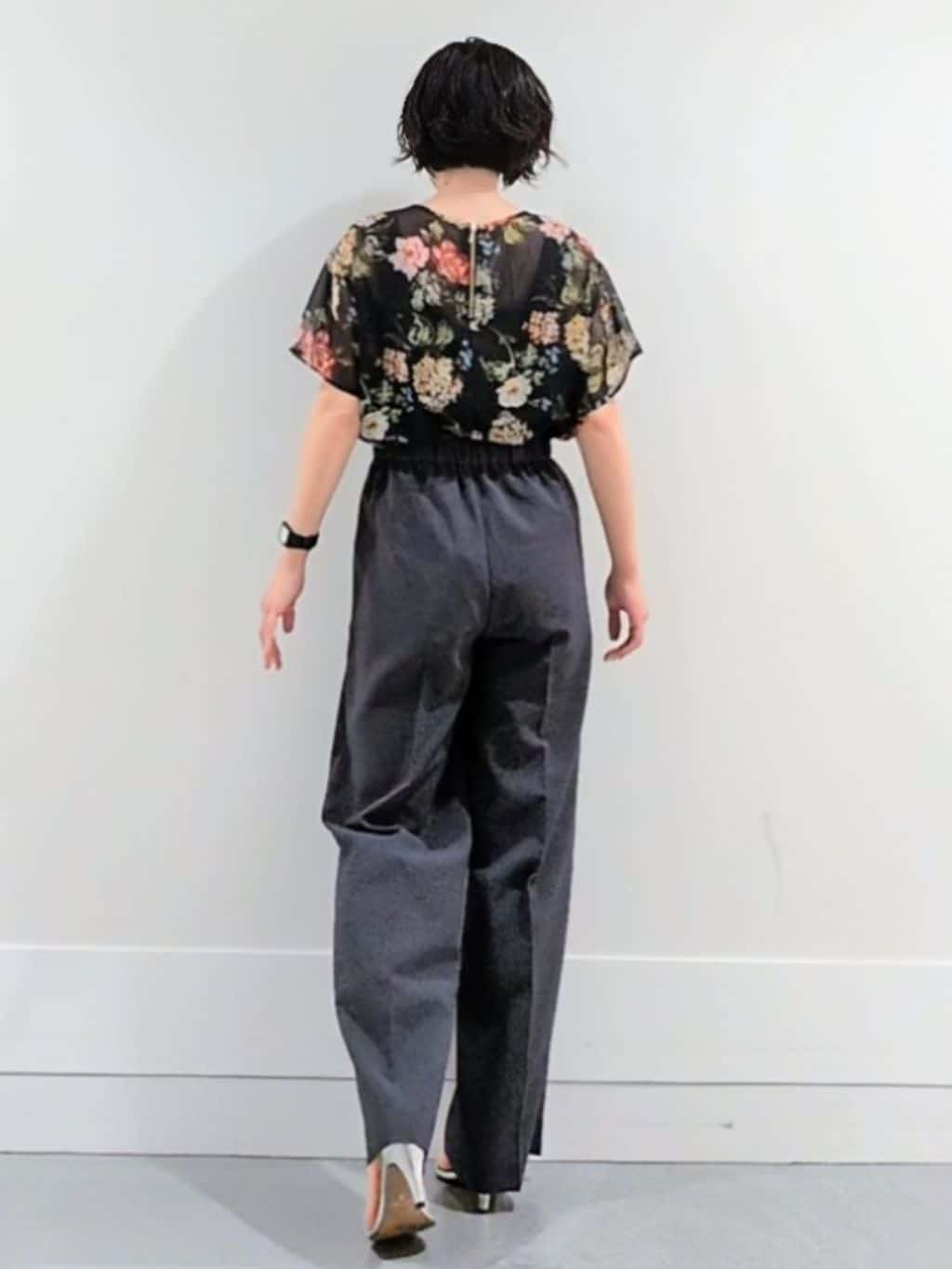 ミズタさんの「UNTITLED｜【セットアップ可/花柄エレガント】アンティークフラワー柄ブラウス」を使ったコーディネート