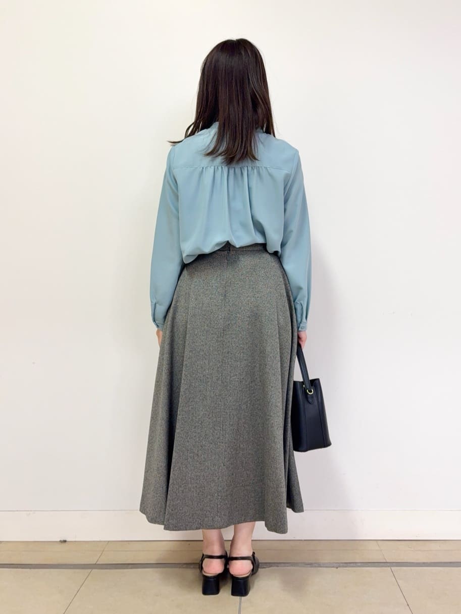 asamiさんの「UNTITLED｜【1枚で着映え/オンオフ着回し】フリルサテンブラウス」を使ったコーディネート