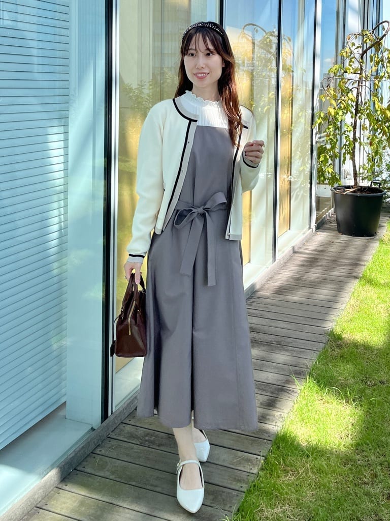 はばさんの「Couture brooch｜【高見え・通勤・大人可愛い】配色総針スカラカーディガン」を使ったコーディネート