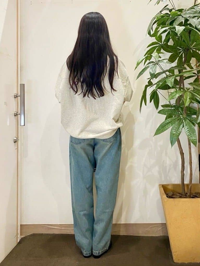 AYUMIさんの「SHOO･LA･RUE｜【S-LL】程よくゆったりな 柔らかデニムテーパードパンツ」を使ったコーディネート