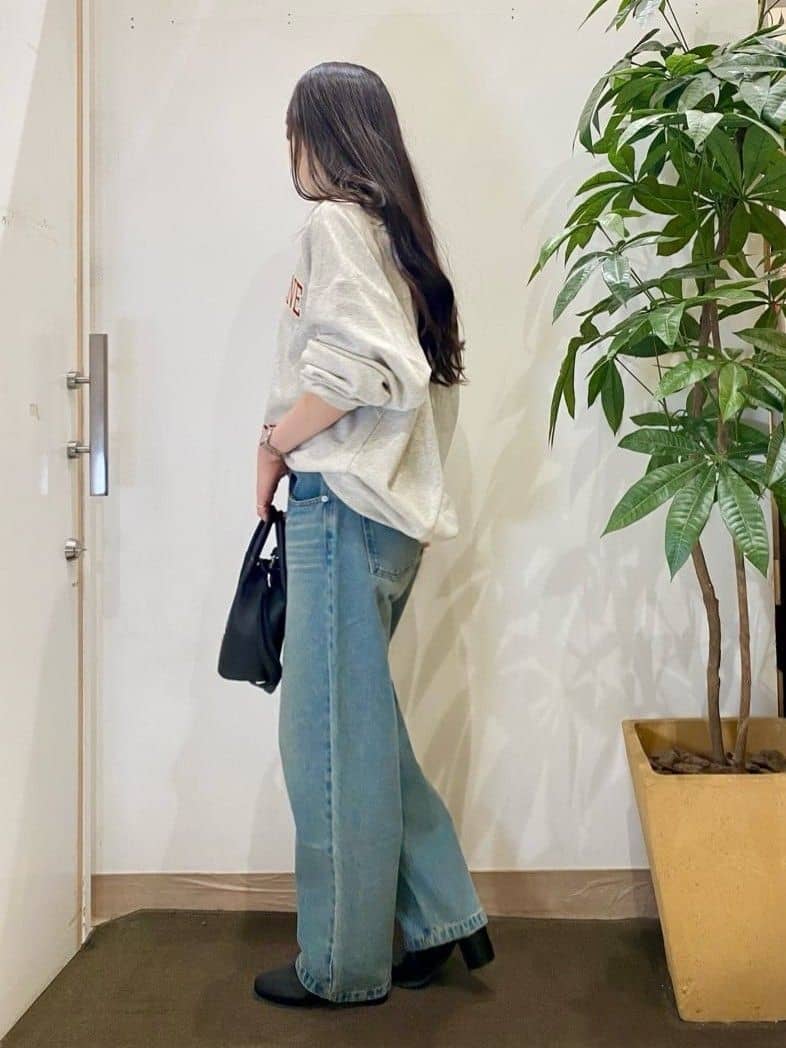 AYUMIさんの「SHOO･LA･RUE｜【S-LL】程よくゆったりな 柔らかデニムテーパードパンツ」を使ったコーディネート
