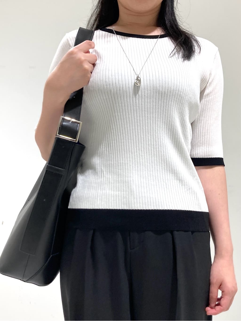 momokoさんの「INDIVI｜【インナーで活躍／アンサンブル】クルーネック半袖ニット」を使ったコーディネート