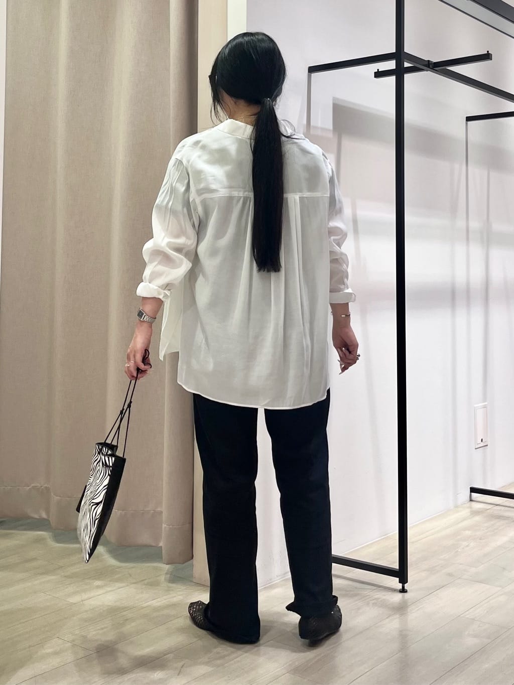 hasuさんの「INDIVI｜【体型カバー／清涼感】シアーオーバーシャツ」を使ったコーディネート