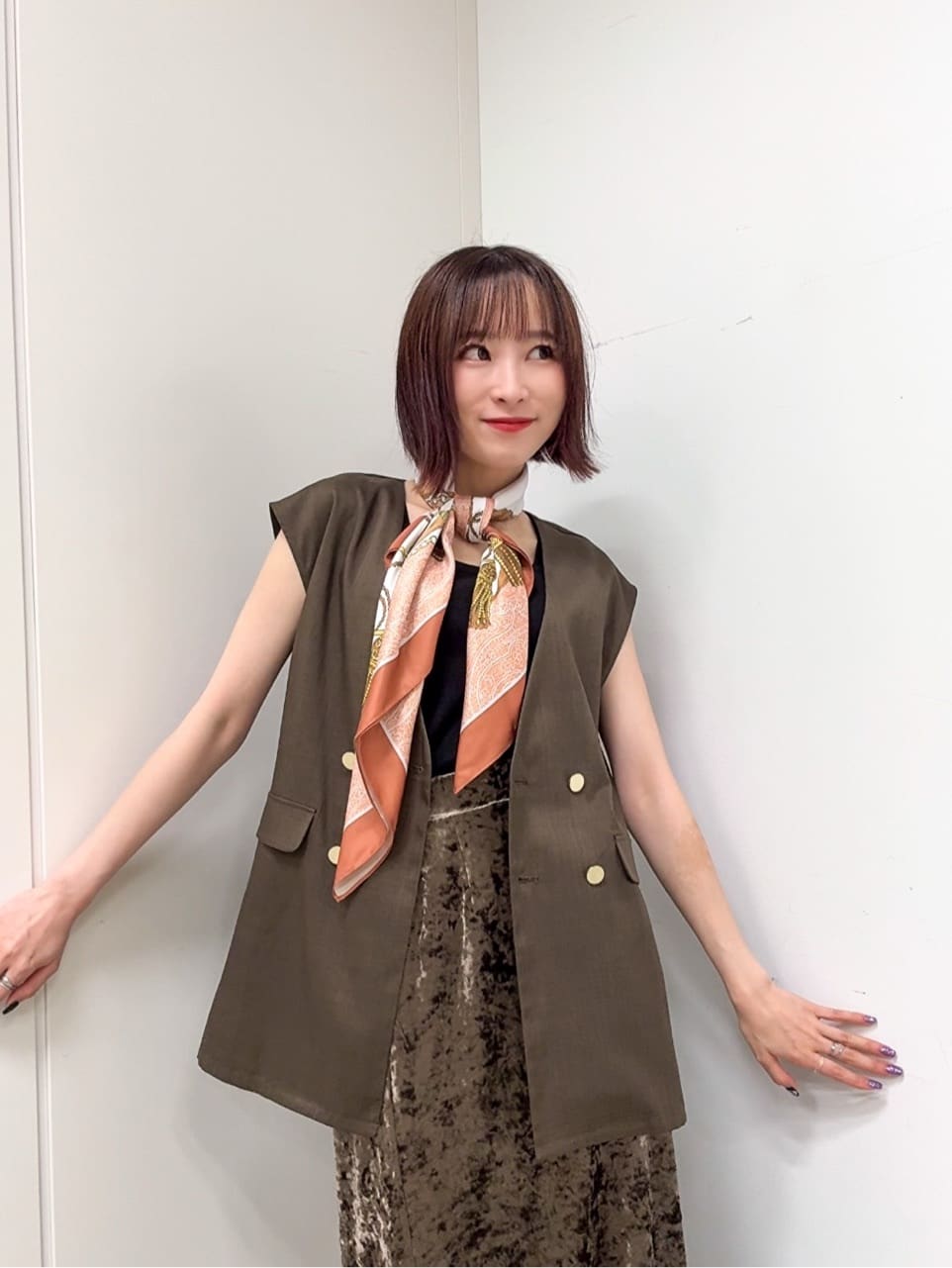 𝐜𝐡𝐢𝐤𝐚さんの「SHOO･LA･RUE｜【S-LL/セットアップ可/洗濯後しわになりにくい】ダブルベスト」を使ったコーディネート