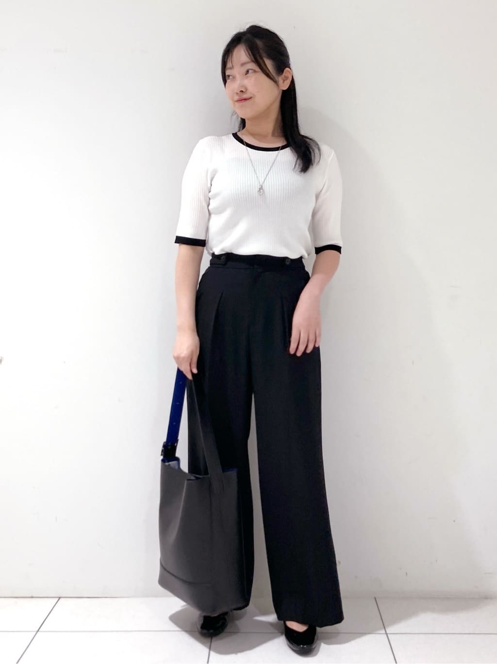 momokoさんの「INDIVI｜【インナーで活躍／アンサンブル】クルーネック半袖ニット」を使ったコーディネート