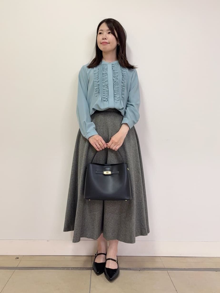 asamiさんの「UNTITLED｜【1枚で着映え/オンオフ着回し】フリルサテンブラウス」を使ったコーディネート