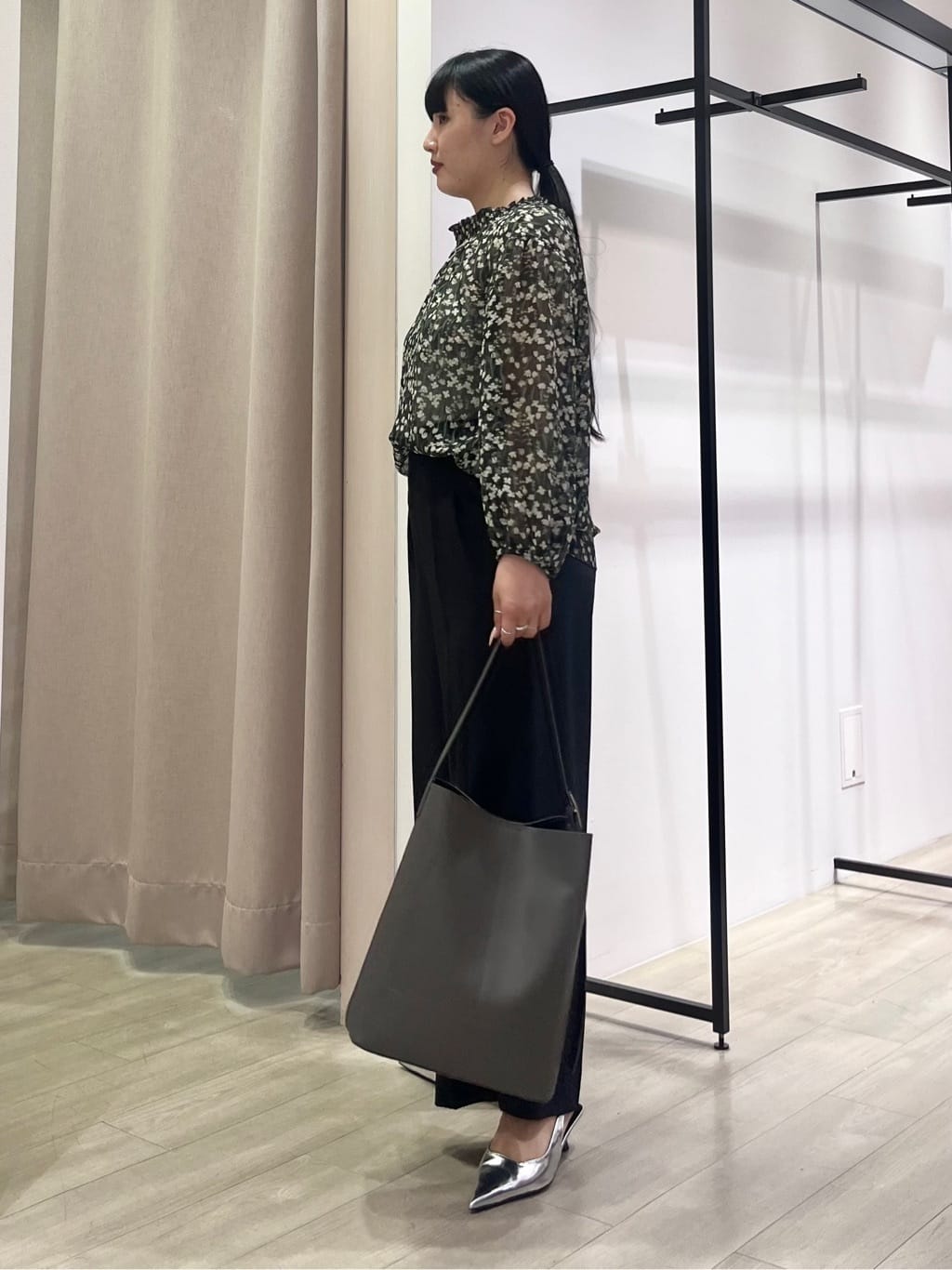 hasuさんの「INDIVI｜【秋映え柄/セットアップ可能】フラワーシフォンブラウス」を使ったコーディネート