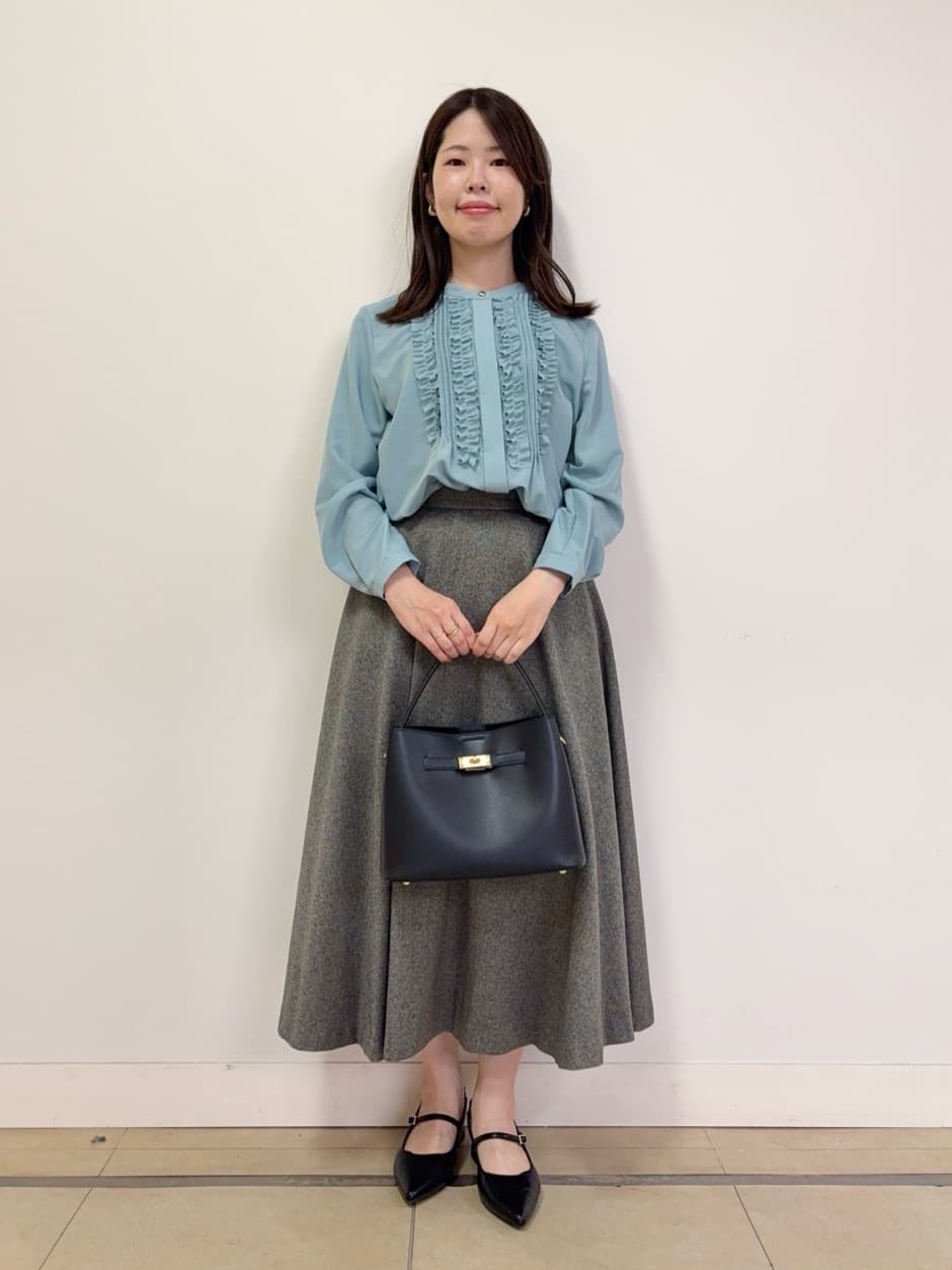 asamiさんの「UNTITLED｜【1枚で着映え/オンオフ着回し】フリルサテンブラウス」を使ったコーディネート