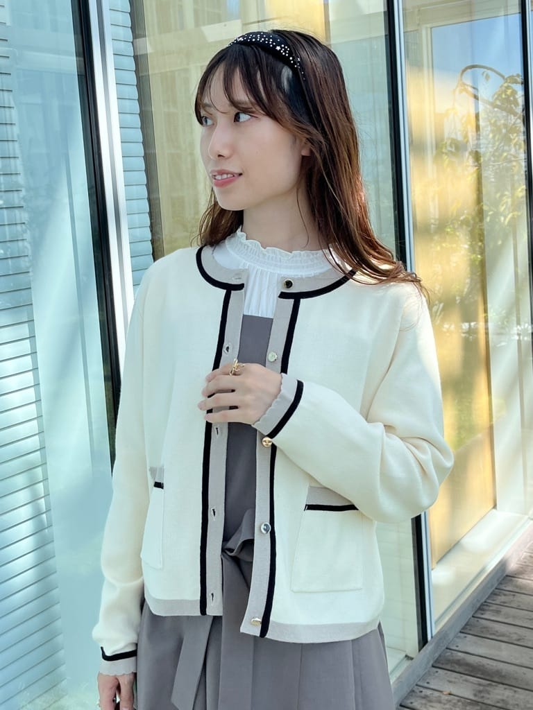はばさんの「Couture brooch｜【高見え・通勤・大人可愛い】配色総針スカラカーディガン」を使ったコーディネート