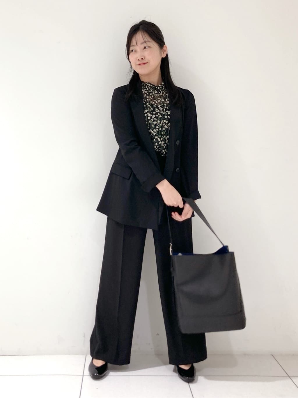 momokoさんの「INDIVI｜【秋映え柄/セットアップ可能】フラワーシフォンブラウス」を使ったコーディネート