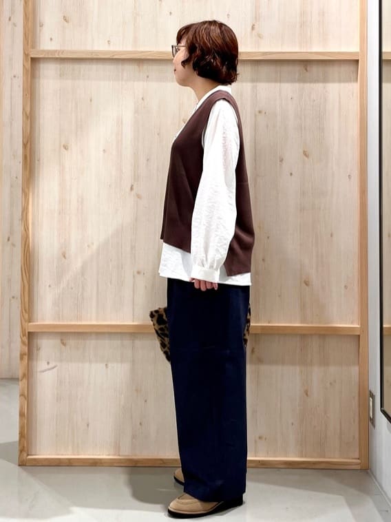 nakoさんの「THE SHOP TK｜【春まで着られる】ニットベスト＆ブラウスセット/洗濯機OK」を使ったコーディネート