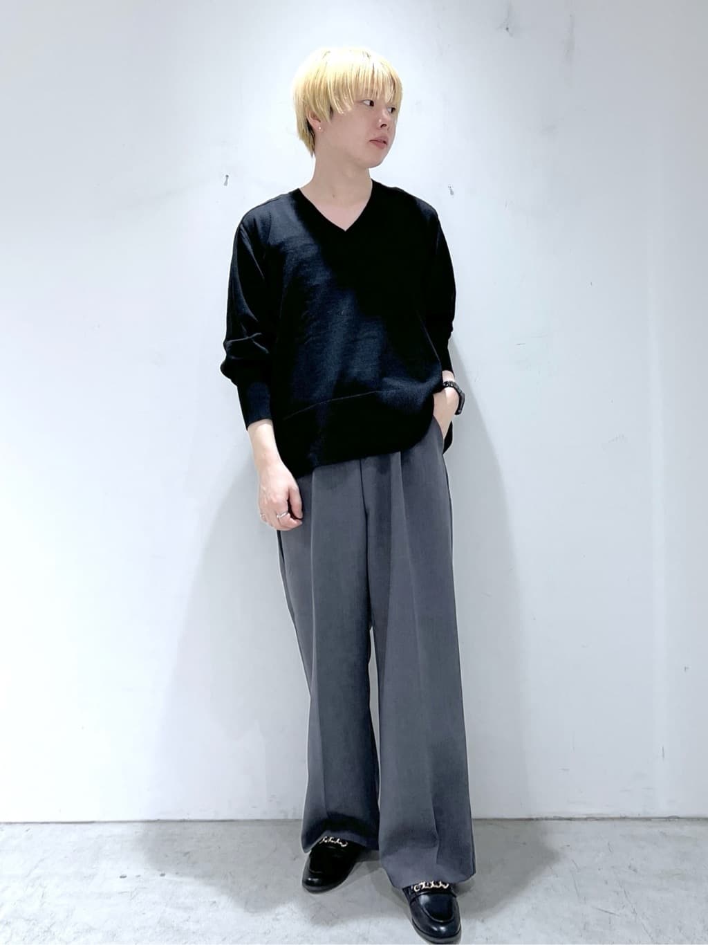 JINさんの「OPAQUE.CLIP｜リラクシーVネックニット【洗濯機洗OK】《6col》」を使ったコーディネート