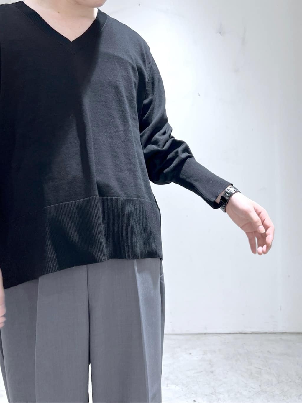 JINさんの「OPAQUE.CLIP｜リラクシーVネックニット【洗濯機洗OK】《6col》」を使ったコーディネート