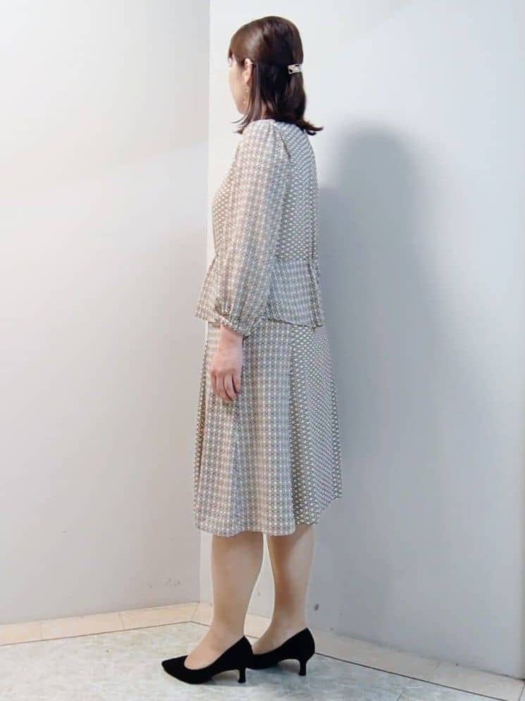 エリさんの「Reflect｜【きちんと見え／セットアップ可／通勤におすすめ◎】ペプラムプリントブラウス」を使ったコーディネート