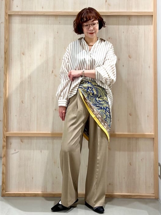 nakoさんの「THE SHOP TK｜【後ろ姿もサマになる】ストライプ バックシャーリングシャツ/体型カバー/洗える」を使ったコーディネート