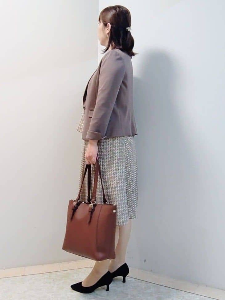エリさんの「Reflect｜【きちんと見え／セットアップ可／通勤におすすめ◎】ペプラムプリントブラウス」を使ったコーディネート