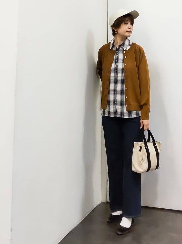 やまちゃんさんの「grove｜【洗える】シンプルに映える、ラグランスリーブカーディガン」を使ったコーディネート
