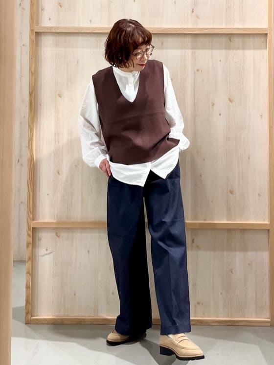 nakoさんの「THE SHOP TK｜【春まで着られる】ニットベスト＆ブラウスセット/洗濯機OK」を使ったコーディネート