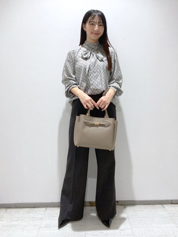 meiさんの「INDIVI｜ジオメプリントボウタイブラウス」を使ったコーディネート