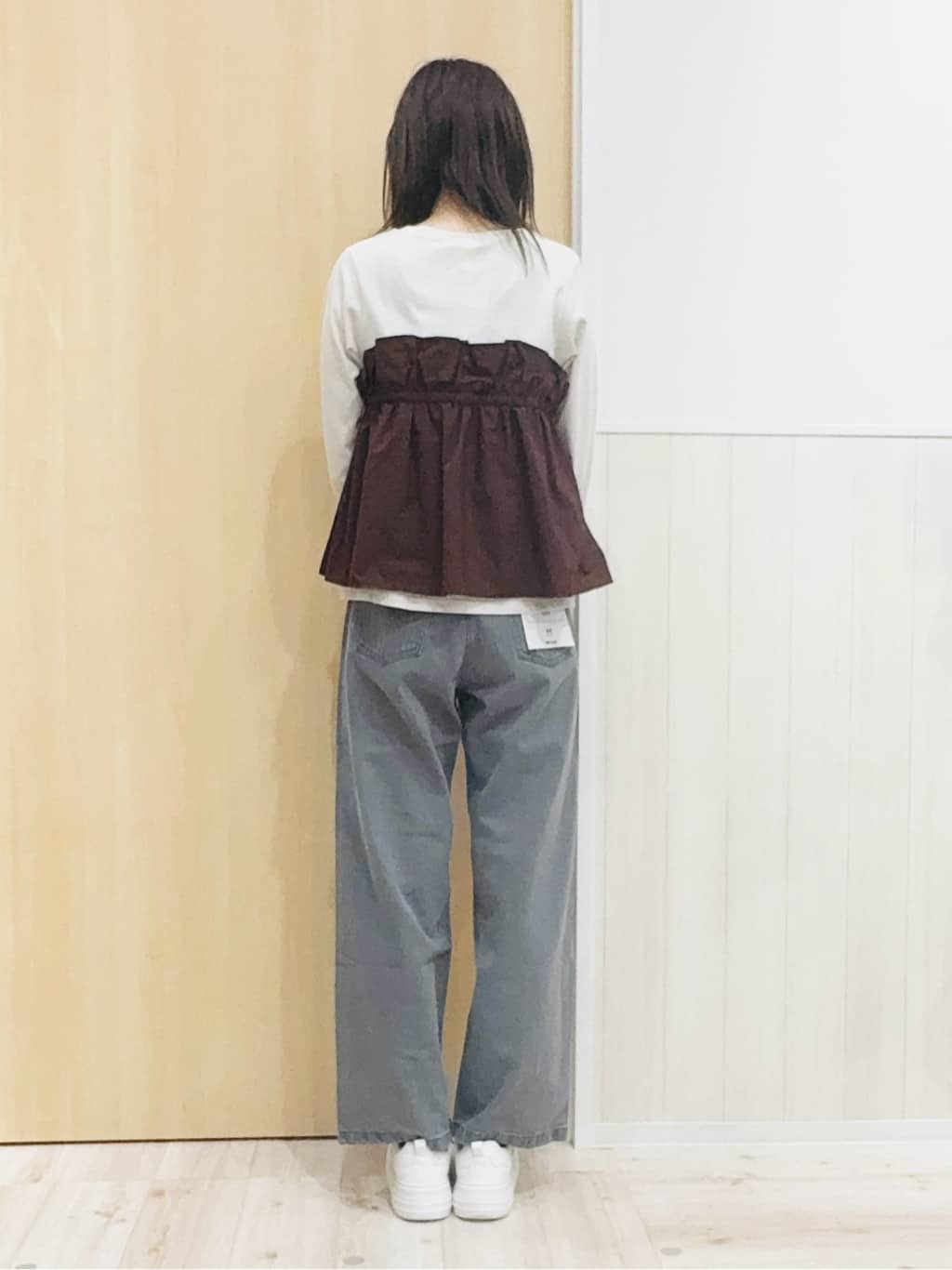 Naさんの「SHOO･LA･RUE｜【洗濯機可/S-LL】1枚で華やか フリルドッキングトップス」を使ったコーディネート