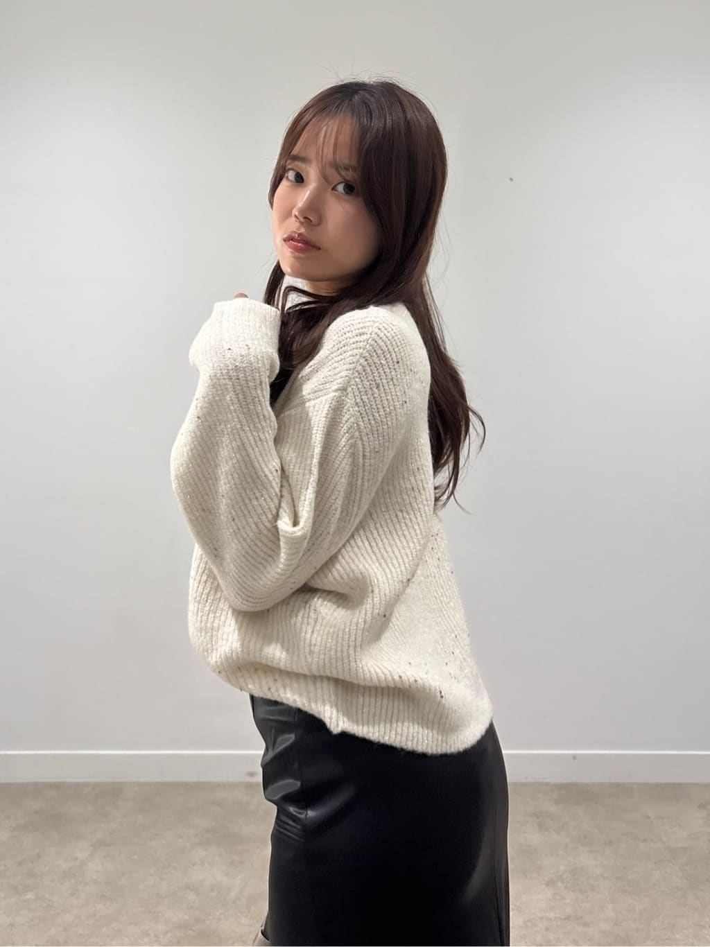 MISAKIさんの「COUP DE CHANCE｜【手洗い可】スパンコール付ニットトップス」を使ったコーディネート