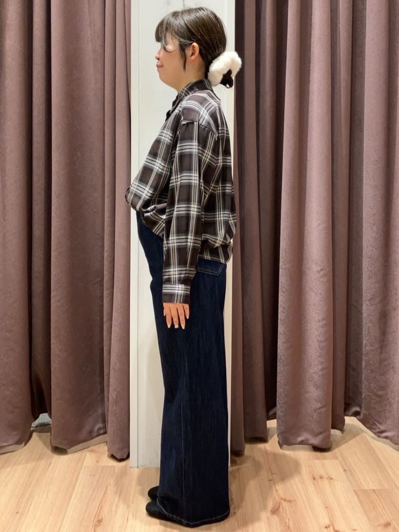みちゃさんの「grove｜今の季節にちょうどいい　オンブレーチェックシャツ」を使ったコーディネート