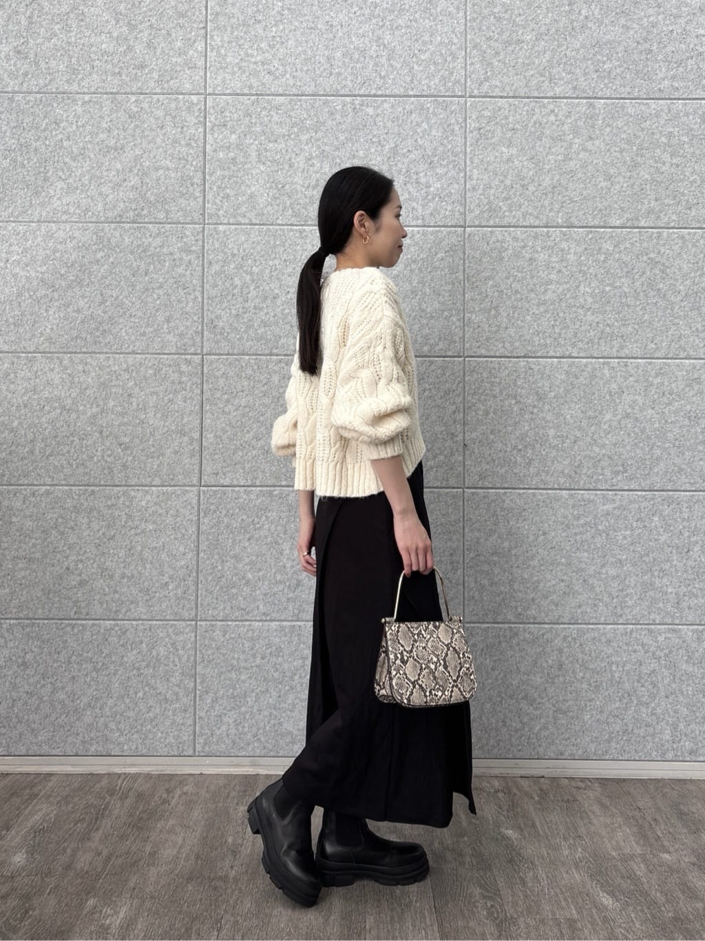 ひなさんの「INDIVI｜シャインツイルラップスカート」を使ったコーディネート