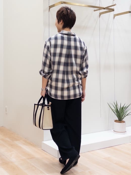 シュウコさんの「grove｜今の季節にちょうどいい　オンブレーチェックシャツ」を使ったコーディネート