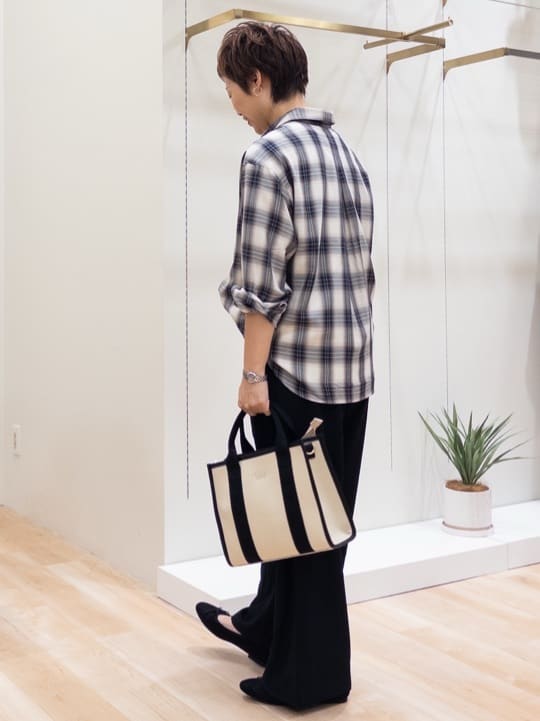 シュウコさんの「grove｜今の季節にちょうどいい　オンブレーチェックシャツ」を使ったコーディネート