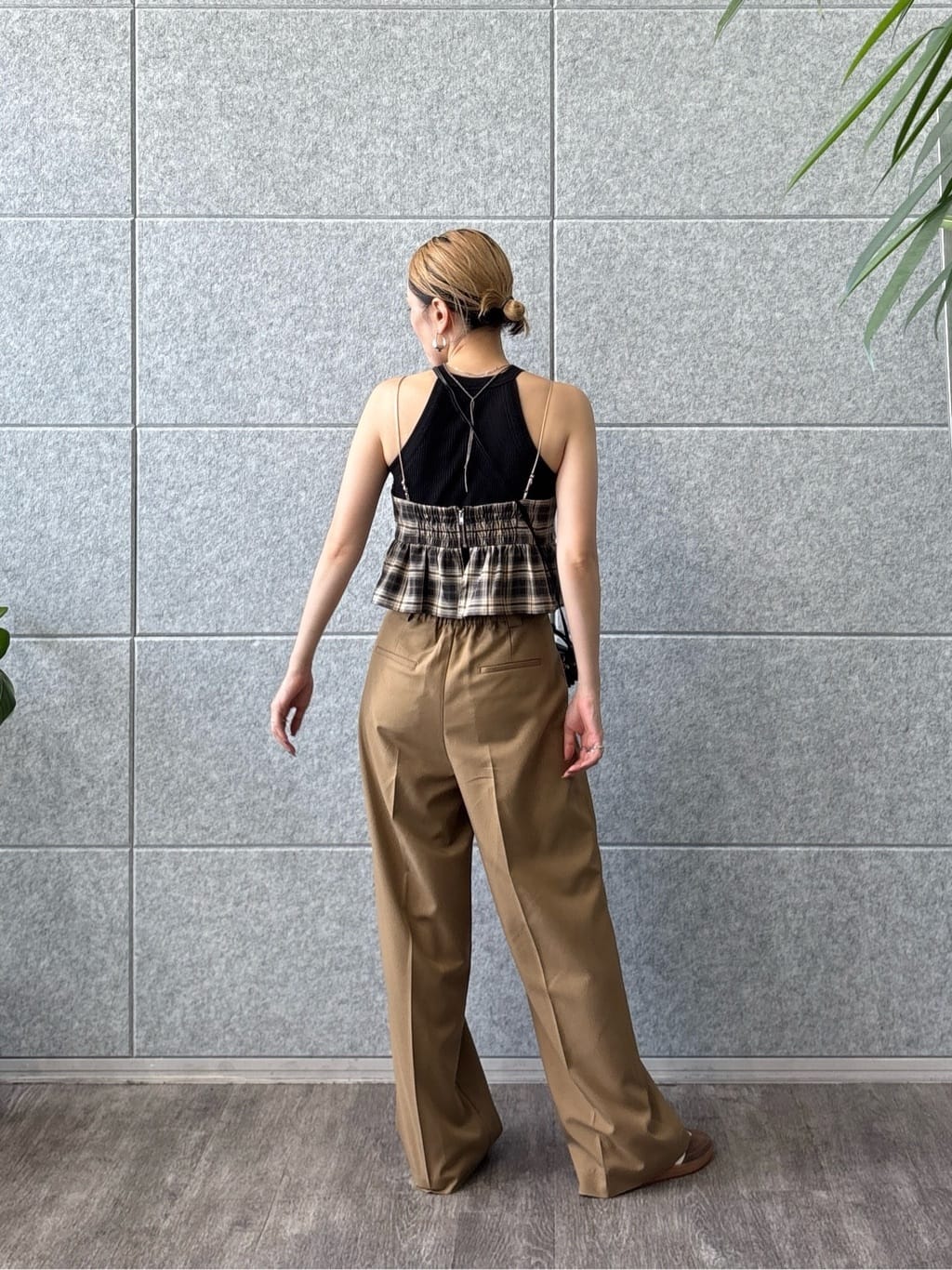 kotakiさんの「INDIVI｜オンブレチェックビスチェ」を使ったコーディネート