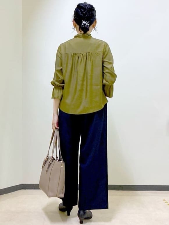  beni_gingerさんの「Reflect｜【キレイめスタイル／通勤におすすめ◎】ボウタイシャンブレーカラーブラウス」を使ったコーディネート