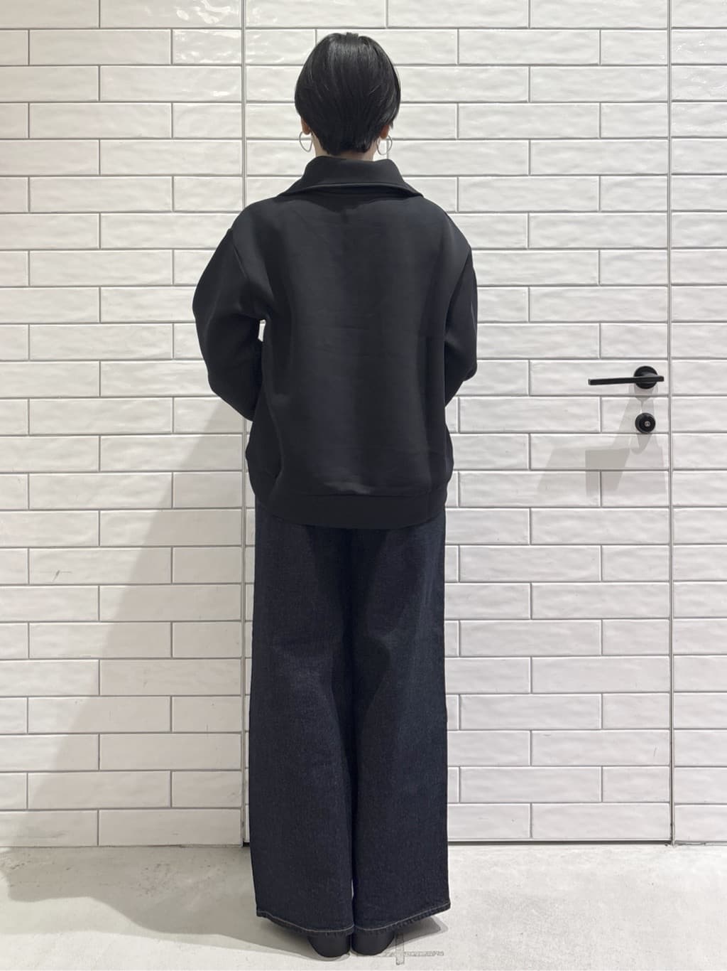 ayumiさんの「OPAQUE.CLIP｜【軽量／カラビナチャーム付き／A4サイズ対応】ストライプキルトパフィートートバッグ」を使ったコーディネート
