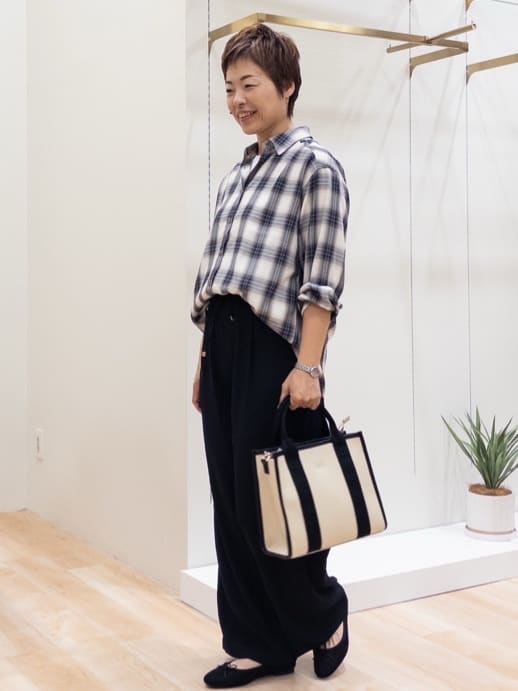 シュウコさんの「grove｜今の季節にちょうどいい　オンブレーチェックシャツ」を使ったコーディネート