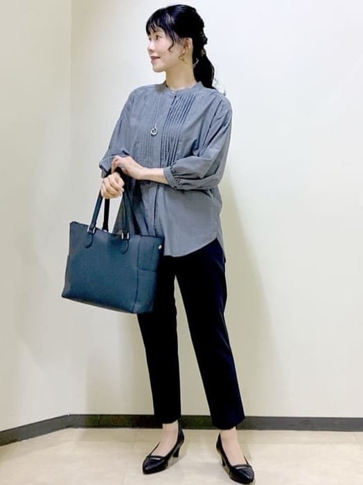  beni_gingerさんの「Reflect｜【程よいゆとり感／体型カバー】ピンタックデザインシャンブレーブラウス」を使ったコーディネート