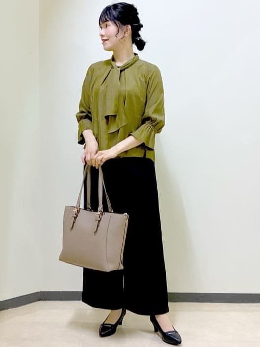  beni_gingerさんの「Reflect｜【キレイめスタイル／通勤におすすめ◎】ボウタイシャンブレーカラーブラウス」を使ったコーディネート