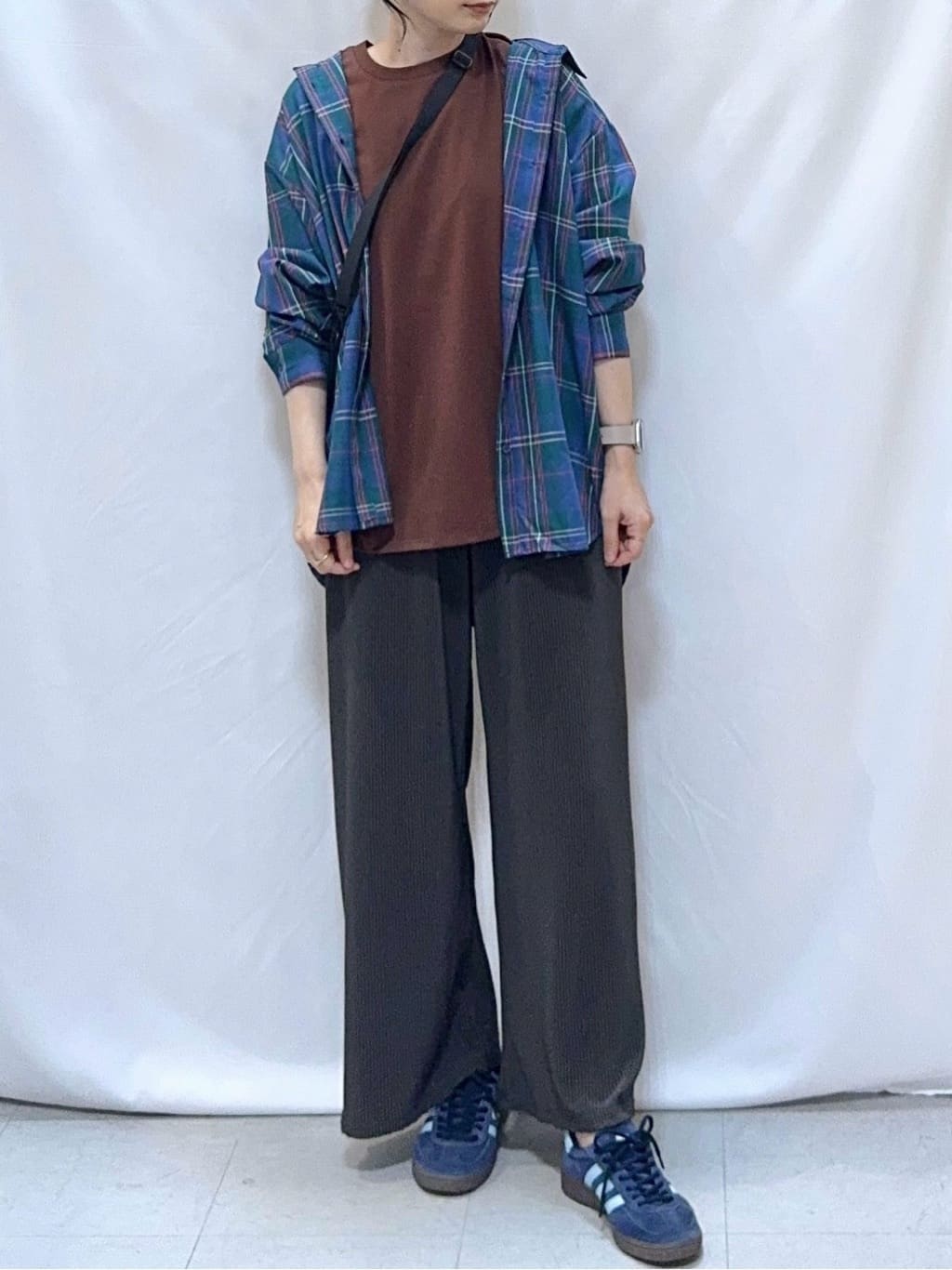 𝐇𝐢𝐫𝐨𝐦𝐢さんの「SHOO･LA･RUE｜【洗濯機可/S-LL】程よい抜け感 大人のチェックシャツ」を使ったコーディネート