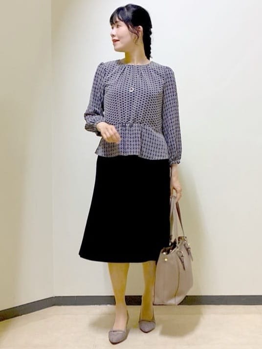  beni_gingerさんの「Reflect｜【きちんと見え／セットアップ可／通勤におすすめ◎】ペプラムプリントブラウス」を使ったコーディネート