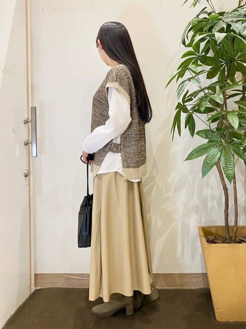 AYUMIさんの「SHOO･LA･RUE｜【2点セット/S-LL】着回しいろいろ 編み柄ベスト&times;ブラウス」を使ったコーディネート