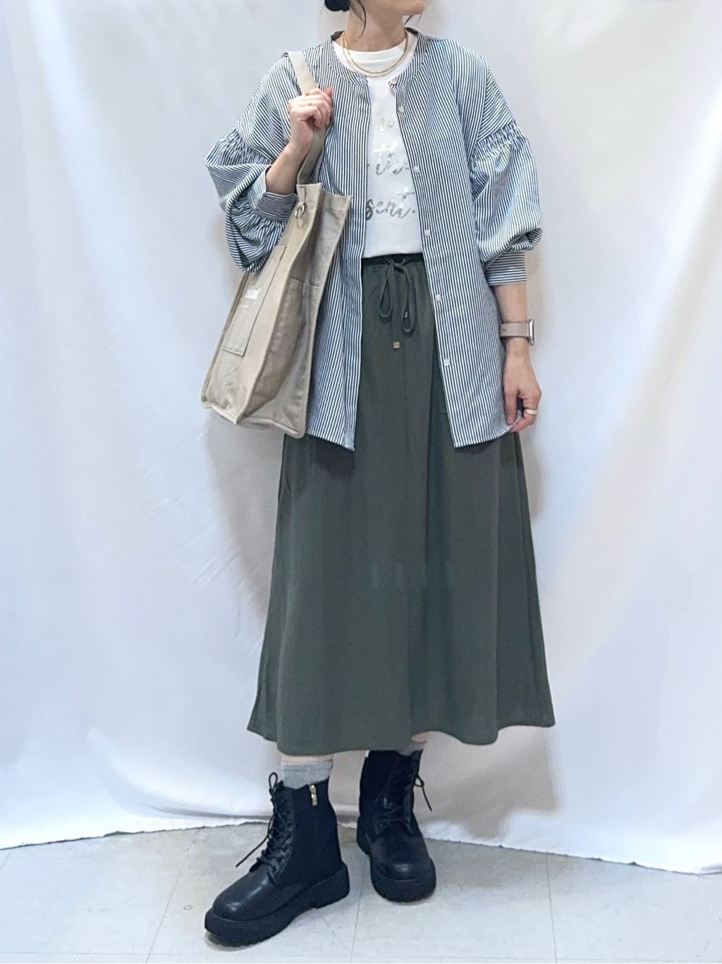 𝐇𝐢𝐫𝐨𝐦𝐢さんの「SHOO･LA･RUE｜【洗濯後しわになりにくい/吸水速乾/UVカット】着こなしで雰囲気いろいろ　お袖シャーリングシャツ」を使ったコーディネート