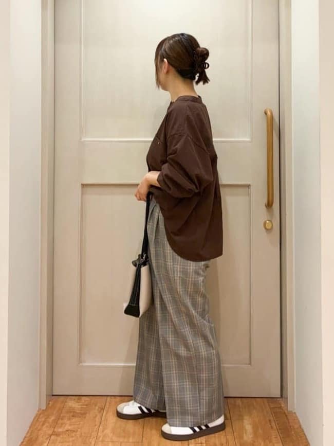 kawaさんの「SHOO･LA･RUE｜【洗濯機可】羽織りにもなる ビックポケットVネックシャツ」を使ったコーディネート