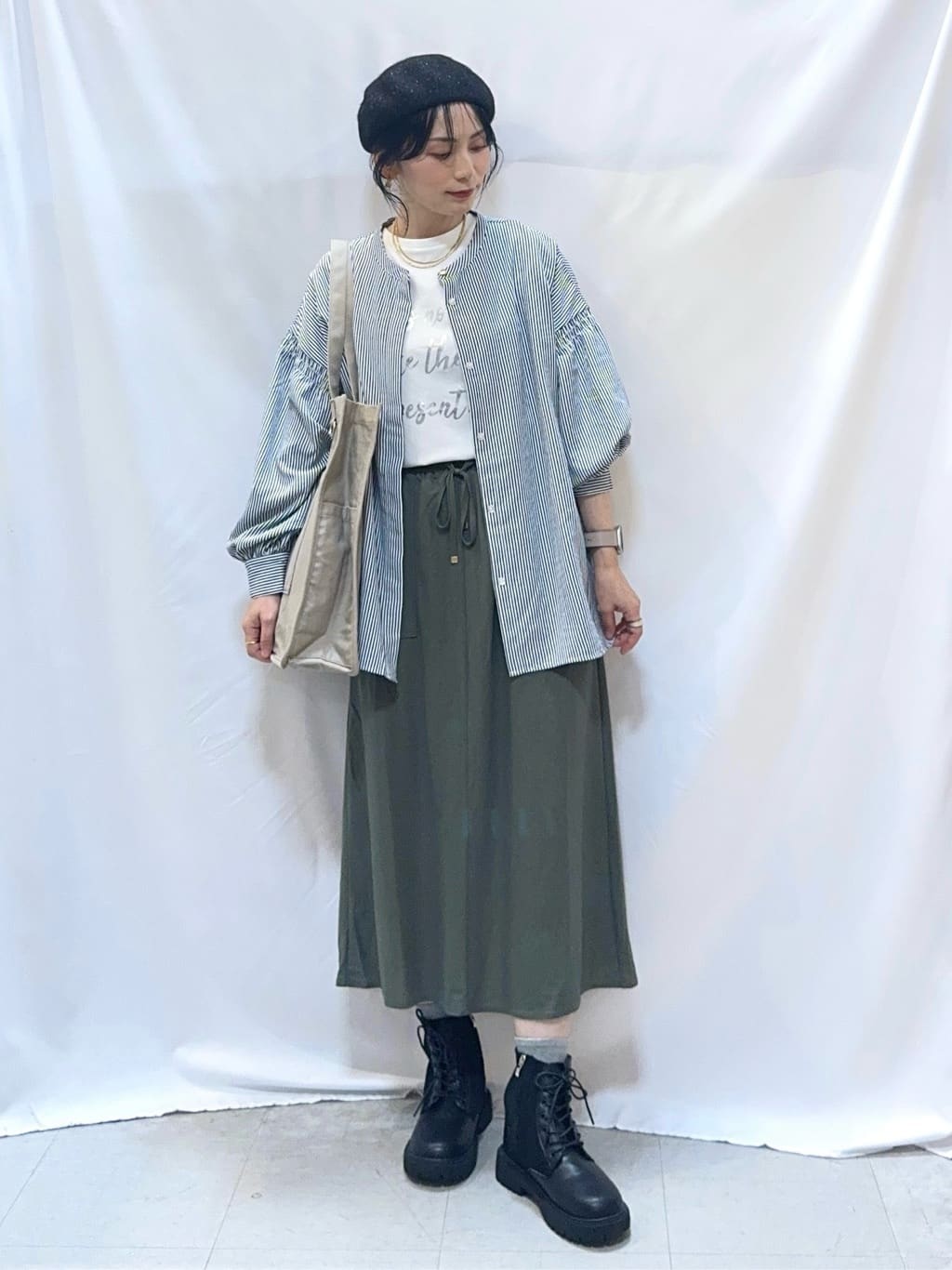 𝐇𝐢𝐫𝐨𝐦𝐢さんの「SHOO･LA･RUE｜【洗濯後しわになりにくい/吸水速乾/UVカット】着こなしで雰囲気いろいろ　お袖シャーリングシャツ」を使ったコーディネート