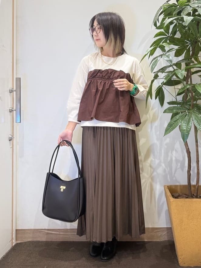 misakiさんの「SHOO･LA･RUE｜【洗濯機可/S-LL】1枚で華やか フリルドッキングトップス」を使ったコーディネート