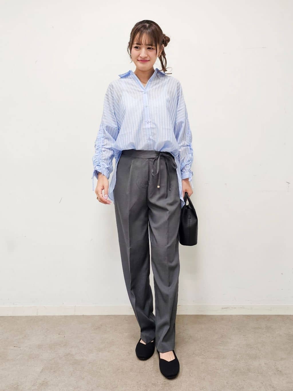 ゆゆさんの「SHOO･LA･RUE｜【S-LL】程よい透け感 ストライプ柄 お袖ギャザーデザインシャツ」を使ったコーディネート